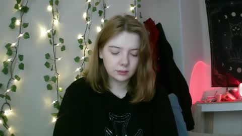 Snapshot of lollylol11 chatting on 03-11-25, 01:23 Lilly online show from 03-11-25, 01:23