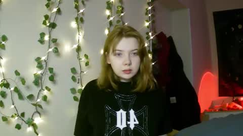 Snapshot of lollylol11 chatting on 03-11-25, 04:29 Lilly online show from 03-11-25, 04:29