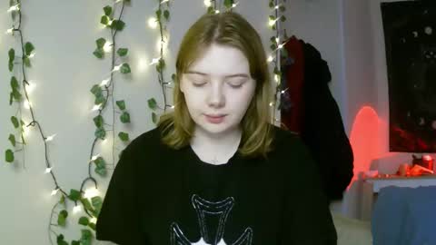 Snapshot of lollylol11 chatting on 03-12-25, 02:23 Lilly online show from 03-12-25, 02:23