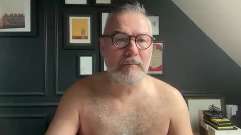 Snapshot of londongent2023 chatting on 02-26-26, 09:19 EnglishBear online show from 02-26-26, 09:19