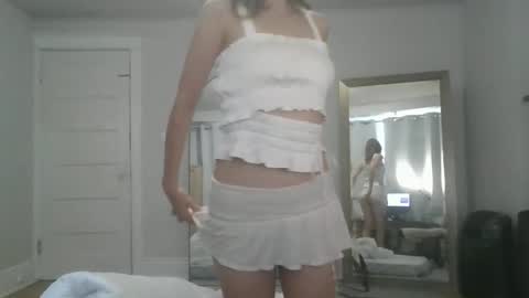 Snapshot of looking444love888 chatting on 10-28-25, 06:10 Elanor online show from 10-28-25, 06:10