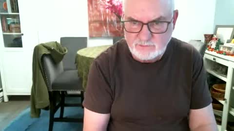 Snapshot of loop102 chatting on 11-28-25, 10:45 loop102 online show from 11-28-25, 10:45