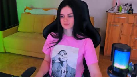 Lora Cain online show from 03-04-25, 02:21