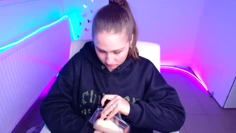 Snapshot of lora_kisses chatting on 10-21-25, 11:33 Lora online show from 10-21-25, 11:33