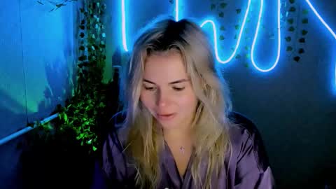 Lora online show from 09-22-25, 02:24