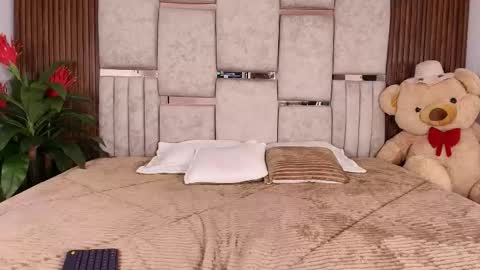  Lorein  online show from 11-24-25, 10:53