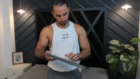 Snapshot of lorenzo_walker_ chatting on 01-15-25, 06:08 L O R E N Z O Thumbs Up help online show from 01-15-25, 06:08