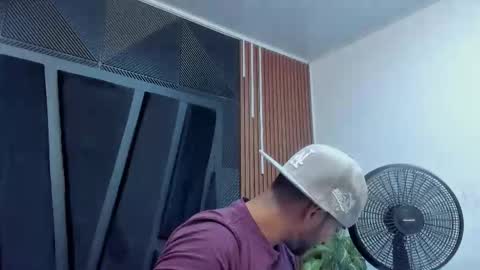 Snapshot of lorenzo_walker_ chatting on 10-13-25, 05:35 L O R E N Z O Thumbs Up help online show from 10-13-25, 05:35