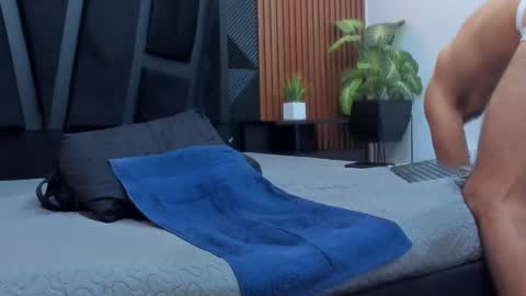 Snapshot of lorenzo_walker_ chatting on 10-15-25, 06:52 L O R E N Z O Thumbs Up help online show from 10-15-25, 06:52