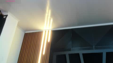 Snapshot of lorenzo_walker_ chatting on 11-20-25, 05:12 L O R E N Z O Thumbs Up help online show from 11-20-25, 05:12