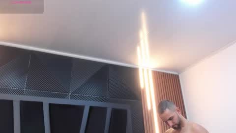 Snapshot of lorenzo_walker_ chatting on 11-22-25, 05:12 L O R E N Z O Thumbs Up help online show from 11-22-25, 05:12