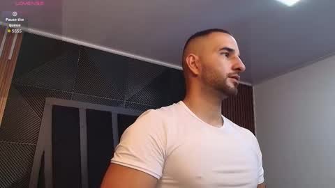  L O R E N Z O  Thumbs Up help  online show from 04-17-26, 05:16