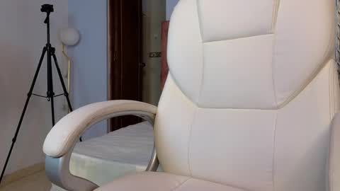 Snapshot of lou_rosse chatting on 12-19-24, 08:34  Lou Rosse  online show from 12-19-24, 08:34