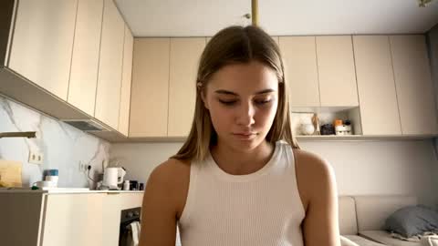 Snapshot of louannkorth chatting on 06-03-26, 02:33 Bella online show from 06-03-26, 02:33