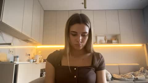 Snapshot of louannkorth chatting on 06-05-26, 01:28 Bella online show from 06-05-26, 01:28