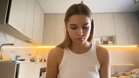 Snapshot of louannkorth chatting on 06-09-26, 06:25 Bella online show from 06-09-26, 06:25