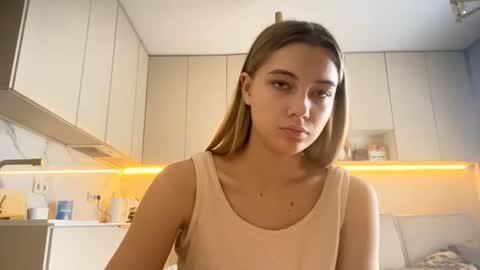 Snapshot of louannkorth chatting on 06-10-26, 06:45 Bella online show from 06-10-26, 06:45