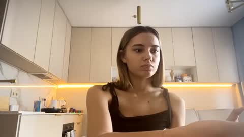 Snapshot of louannkorth chatting on 06-12-26, 06:12 Bella online show from 06-12-26, 06:12