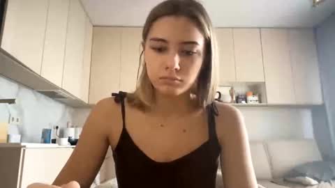 Snapshot of louannkorth chatting on 06-13-26, 06:22 Bella online show from 06-13-26, 06:22