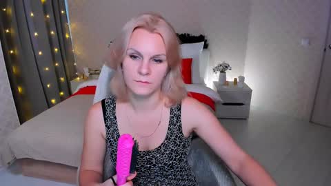 Snapshot of louisa_bay chatting on 12-30-24, 07:48 Louisa online show from 12-30-24, 07:48