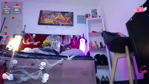 Snapshot of louise_nails chatting on 10-21-25, 12:28 LouIse online show from 10-21-25, 12:28