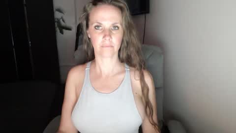Snapshot of love_on_ chatting on 09-14-25, 01:27 LoVe On online show from 09-14-25, 01:27