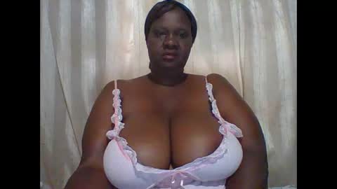 Snapshot of lovebigmelon chatting on 12-06-24, 04:58 Lynn online show from 12-06-24, 04:58