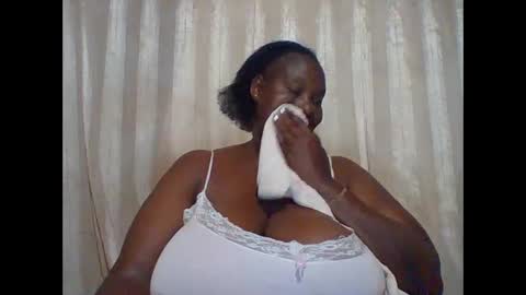 Snapshot of lovebigmelon chatting on 02-05-25, 10:33 Lynn online show from 02-05-25, 10:33