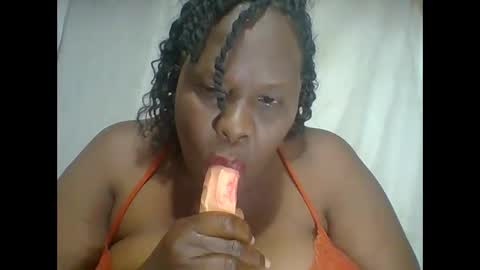 Snapshot of lovebigmelon chatting on 12-01-25, 02:05 Lynn online show from 12-01-25, 02:05