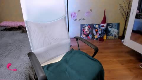 cat-girl online show from 12-23-24, 04:28