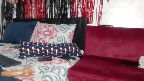 Snapshot of lovecreyzyshowcam chatting on 12-21-24, 09:33 Frank and Nathy online show from 12-21-24, 09:33