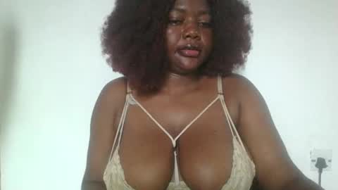 Snapshot of lovecumsluttie chatting on 09-28-25, 11:15 mila online show from 09-28-25, 11:15