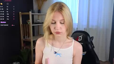 Snapshot of lovedrope chatting on 09-21-25, 09:11 God like girl Ann online show from 09-21-25, 09:11