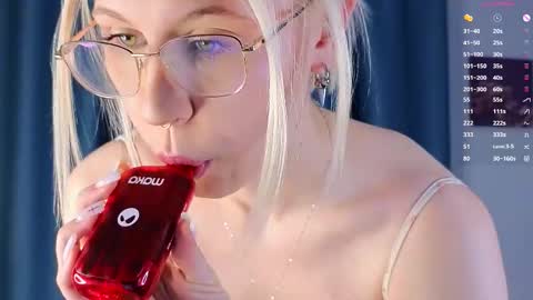 Snapshot of lovedrope chatting on 11-19-25, 05:35 God like girl Ann online show from 11-19-25, 05:35