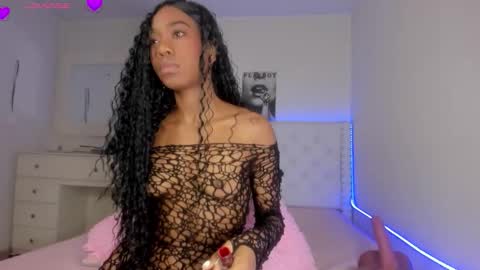 Snapshot of loveit_hermione chatting on 10-26-25, 10:25 Val online show from 10-26-25, 10:25