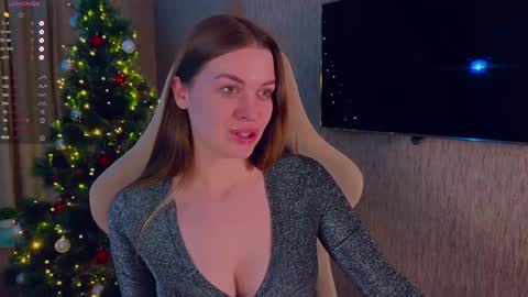 Snapshot of lovellalipss chatting on 12-15-24, 04:37 Laura online show from 12-15-24, 04:37