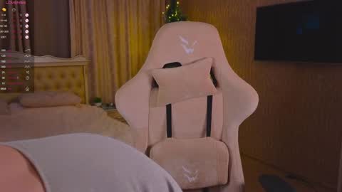 Snapshot of lovellalipss chatting on 12-24-24, 01:28 Laura online show from 12-24-24, 01:28