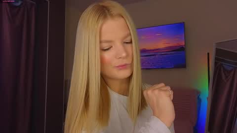 Snapshot of lovely_babyy chatting on 04-26-26, 02:53 Jenny online show from 04-26-26, 02:53