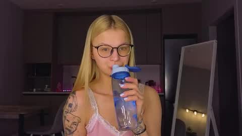 Snapshot of lovely_babyy chatting on 05-05-26, 04:37 Jenny online show from 05-05-26, 04:37