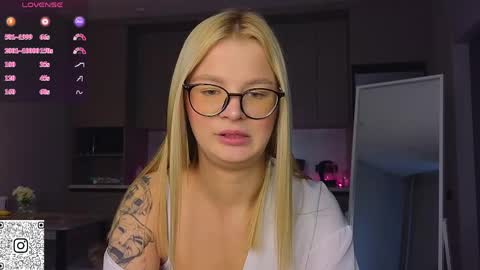 Snapshot of lovely_babyy chatting on 05-06-26, 04:41 Jenny online show from 05-06-26, 04:41