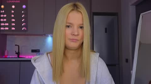 Snapshot of lovely_babyy chatting on 05-11-26, 04:18 Jenny online show from 05-11-26, 04:18