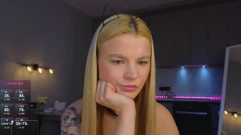 Snapshot of lovely_babyy chatting on 05-16-26, 04:42 Jenny online show from 05-16-26, 04:42