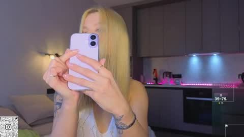 Snapshot of lovely_babyy chatting on 06-02-26, 04:47 Jenny online show from 06-02-26, 04:47