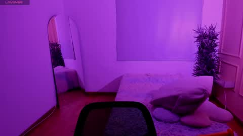 Snapshot of lovely_emma18 chatting on 05-27-26, 01:19 Emma online show from 05-27-26, 01:19