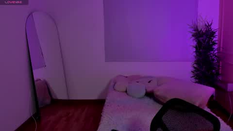 Snapshot of lovely_emma18 chatting on 06-09-26, 01:23 Emma online show from 06-09-26, 01:23