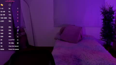 Snapshot of lovely_emma18 chatting on 06-12-26, 01:32 Emma online show from 06-12-26, 01:32