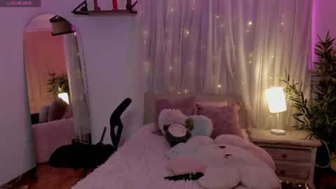 Snapshot of lovely_emma18 chatting on 06-22-26, 01:08 Emma online show from 06-22-26, 01:08