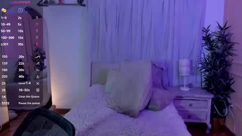 Snapshot of lovely_emma18 chatting on 06-29-26, 01:11 Emma online show from 06-29-26, 01:11