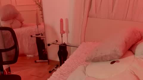 Snapshot of lovely_emma18 chatting on 07-25-26, 01:19 Emma online show from 07-25-26, 01:19