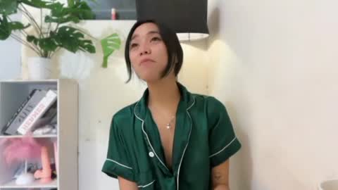 lovely_leah23 online show from 06-11-26, 12:54
